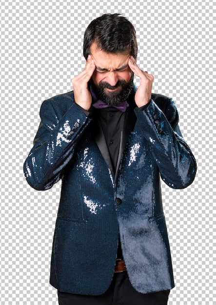 Frustré bel homme avec une veste à paillettes