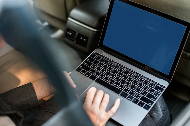 PSD geschäftsleute, die laptop im auto verwenden