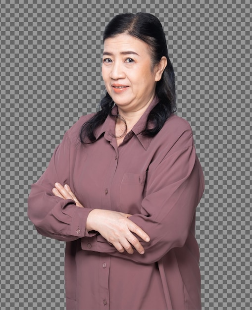 PSD half body portrait of 60s 70s old asian woman cheveux noirs chemise violette cross hand look at camera. grand-mère senior bras croisés sourire et tourner la vue latérale avant sur fond blanc isolé