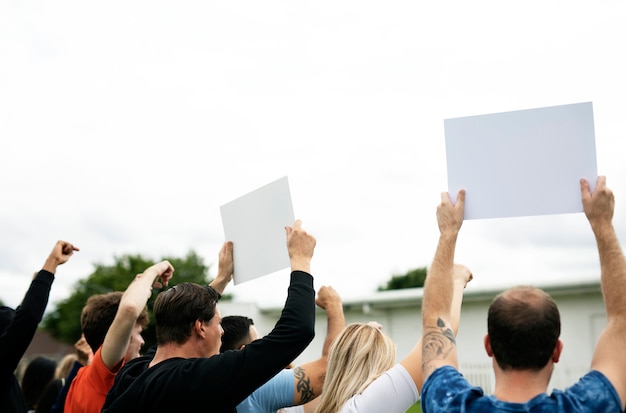 PSD hintere ansicht von den aktivisten, die papiere beim protest zeigen