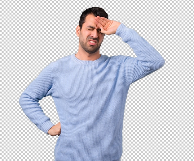 PSD homme au pull bleu avec une expression fatiguée et malade