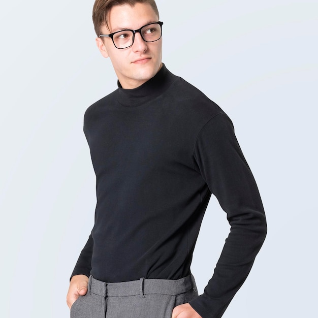 Hommes avec maquette de pull à col roulé avec pantalon gris