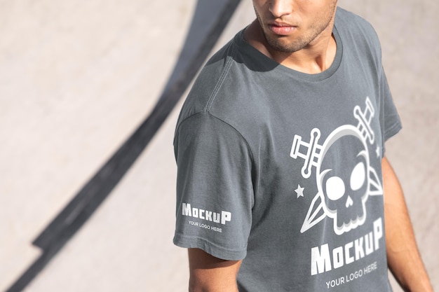 Junger männlicher Skateboarder mit Mock-up-T-Shirt