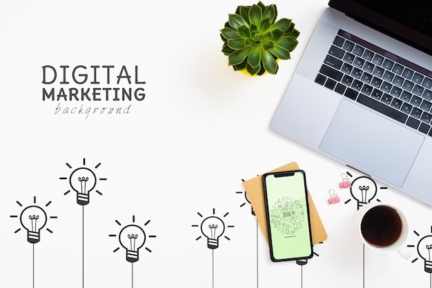 PSD laptop e smartphone com um fundo de marketing digital