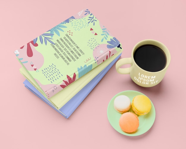 Libri ad alto angolo con macarons e caffè