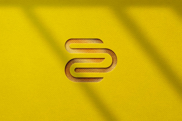 Maquete de logotipo Deboss em fundo amarelo colorido