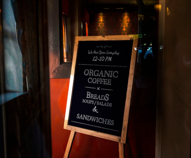 Maquete de placa de café orgânico em madeira