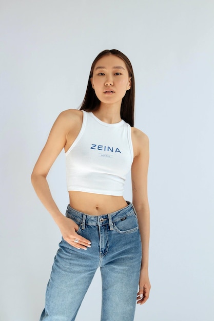 Maquette du logo sur un crop top blanc