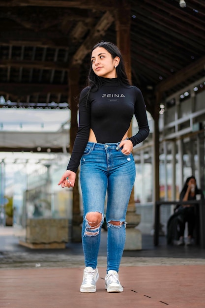 Maquette du logo sur un t-shirt à manches longues pour femmes