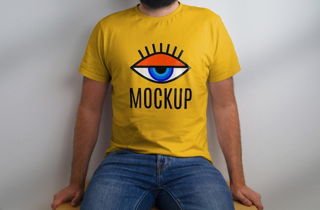 Maquette de modèle assis en Tshirt jaune