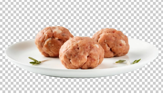 Meatballs crus em um prato branco isolado em um fundo transparente