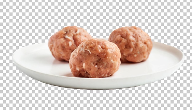 Meatballs crus em um prato branco isolado em um fundo transparente