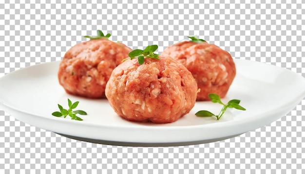 Meatballs crus em um prato branco isolado em um fundo transparente