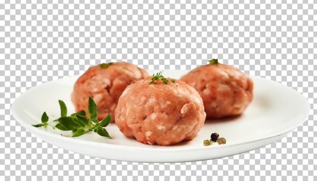 Meatballs crus em um prato branco isolado em um fundo transparente