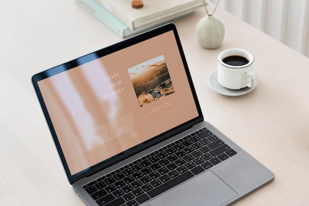 Mockup di laptop su un tavolo di legno