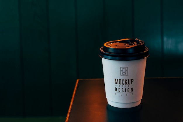 PSD mockup di una tazza di caffè usa e getta