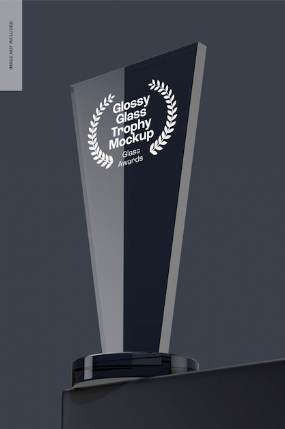 PSD mockup de trophée en verre brillant, vue à bas angle