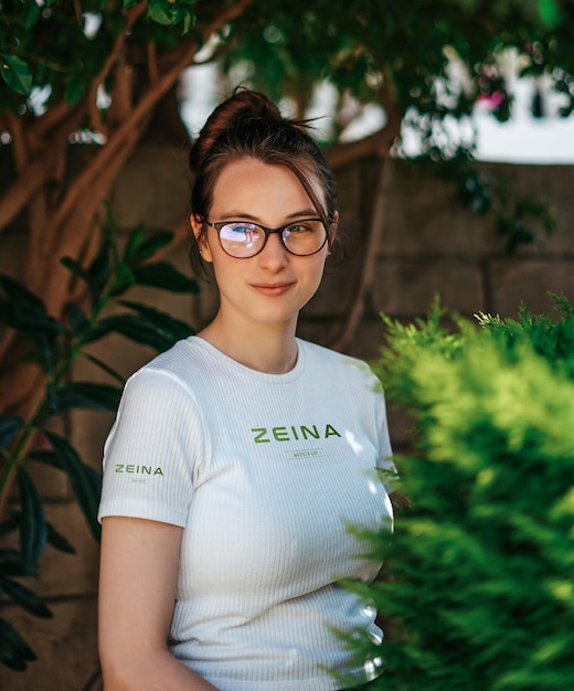 Modèle de logo en couleurs sur un t-shirt féminin