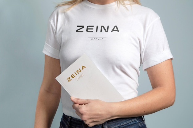 Modèle de logo sur un t-shirt féminin avec un livre