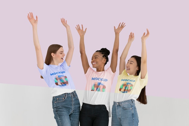 Mulheres jovens representando o conceito de inclusão com modelos de camisetas