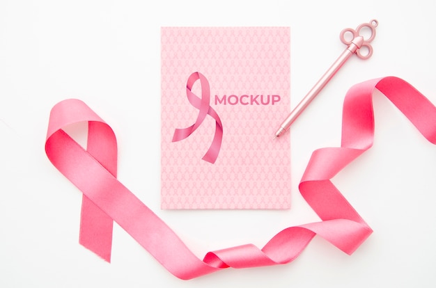 Nastro rosa e mock-up chiave per la consapevolezza del cancro