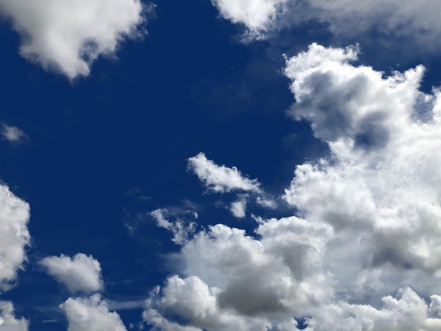 PSD un nuage qui est dans le ciel avec le mot nuage dessus