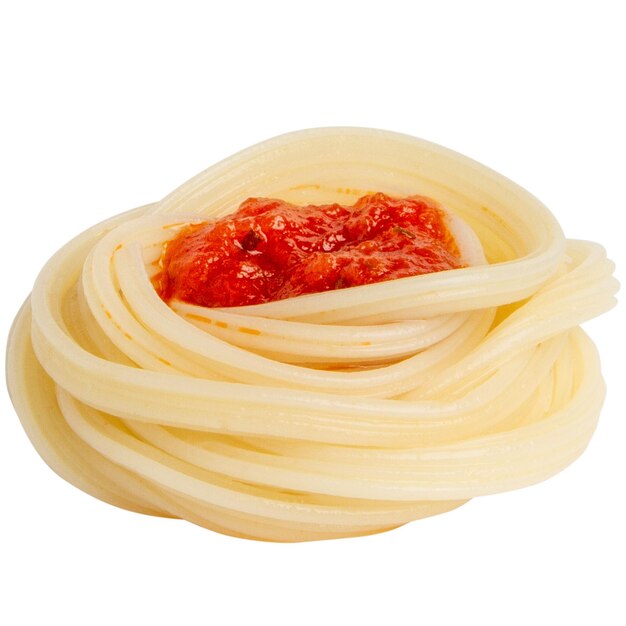 PSD pasta di spaghetti bollita con salsa contorta in cerchio su uno sfondo bianco