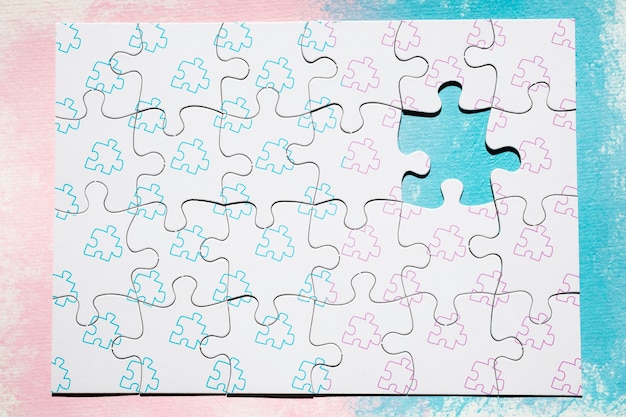 Puzzleteile auf rosa und blauem Hintergrund