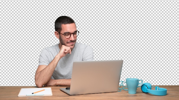 Satisfeito jovem sentado em sua mesa