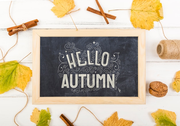 PSD tableau de craie avec bonjour message pour l'automne