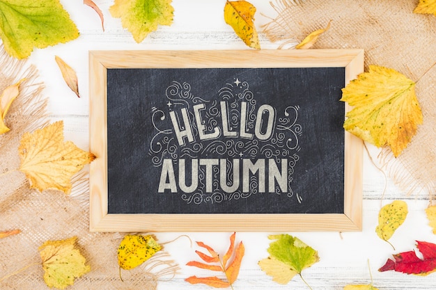 Tableau de maquette avec message à la craie pour l'automne