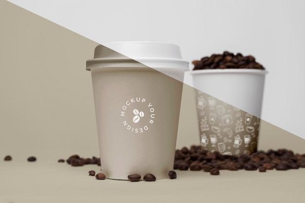 Tasses en plastique avec des grains de café