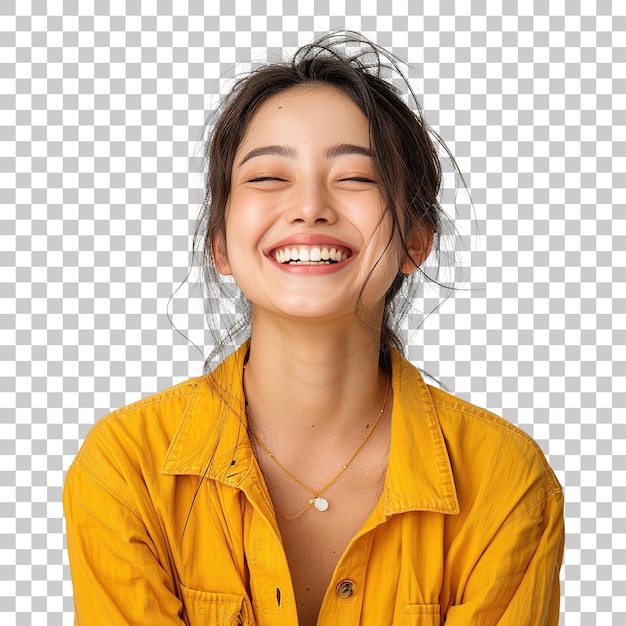 PSD uma mulher asiática feliz com uma camisa amarela está sorrindo e usando um colar