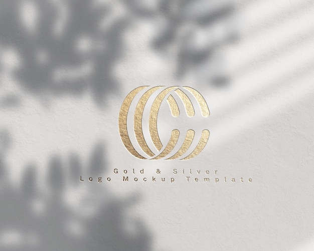 Weiße Wand Gold- und Silber-Logo-Mockup-Vorlage