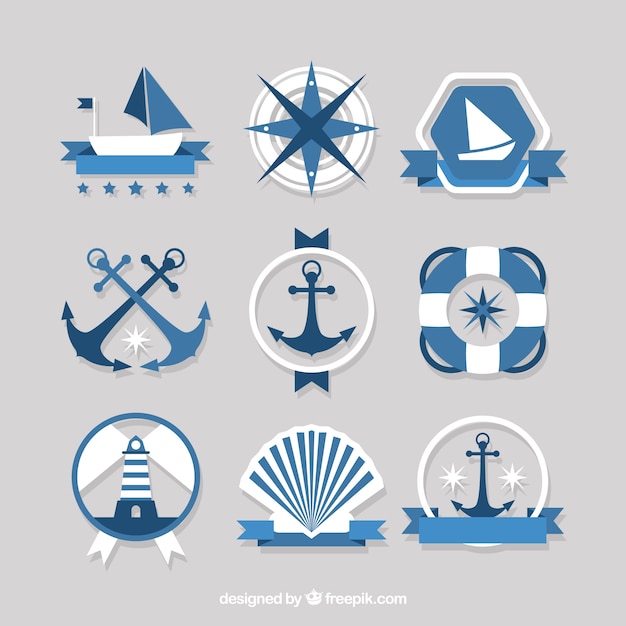 Vecteur gratuit badges bleu et blanc avec des éléments nautiques