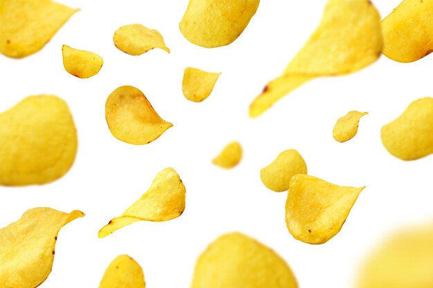 Vecteur gratuit des chips de pommes de terre volant sur un fond blanc