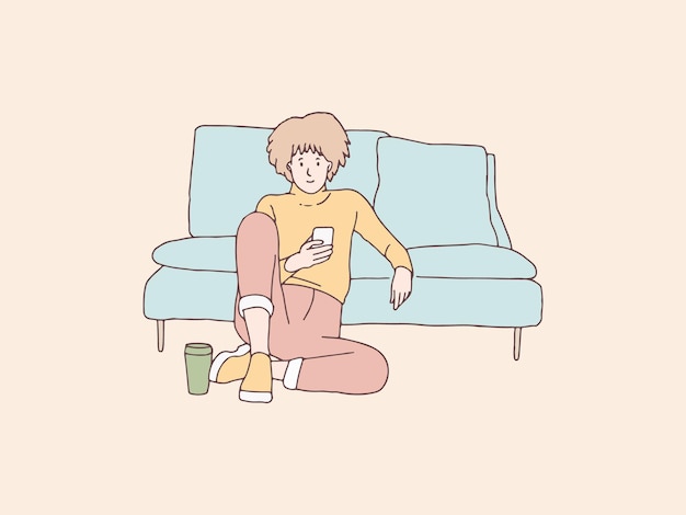 Vecteur femme bouclée avec smartphone relaxant sur un canapé illustration de style coréen simple