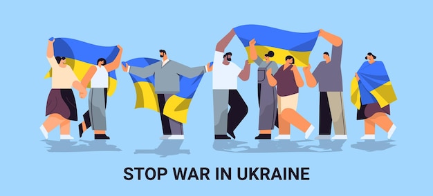 Mélanger les manifestants de race tenant des drapeaux ukrainiens prier pour la paix en Ukraine sauver l'Ukraine du concept de guerre d'arrêt de la russie