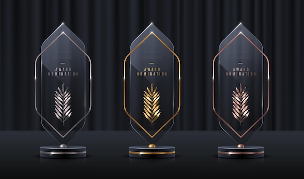 Vektor set von glas-award-trophäen mit palmenzweig transparente preisvorlage mit goldenem zweig