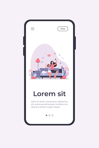 Conceito de lazer de mãe e filha. Menina adolescente e a mãe dela sentada no sofá em casa, usando o smartphone para videochamada ou tomando selfie. Pode ser usado para família, tópicos de tecnologia móvel