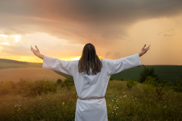 Gratis Foto achteraanzicht man die de christelijke profeet kenmerkt