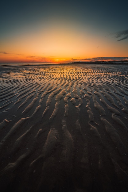 Gratis foto betoverend zeegezicht tijdens zonsondergang