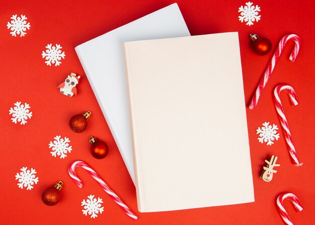 Boek mock-up met kerstversiering