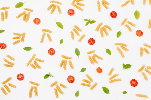 Gratis foto bovenaanzicht biologische pasta en tomaten op tafel