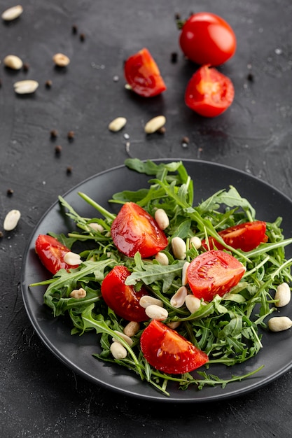 Bovenaanzicht heerlijke salade op donkere plaat