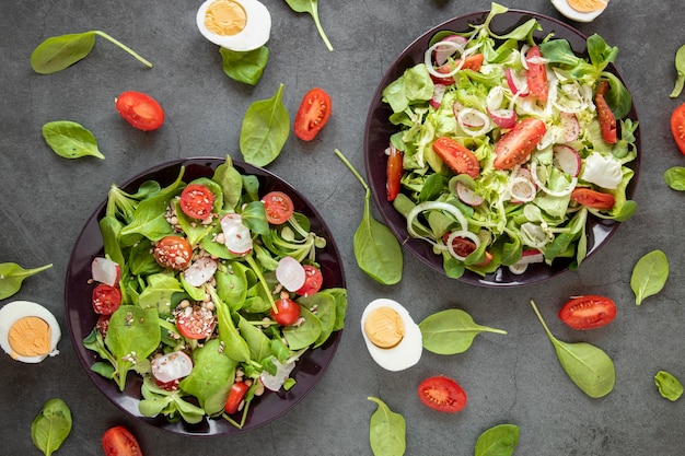 Gratis foto bovenaanzicht smakelijke salade met gekookte eieren