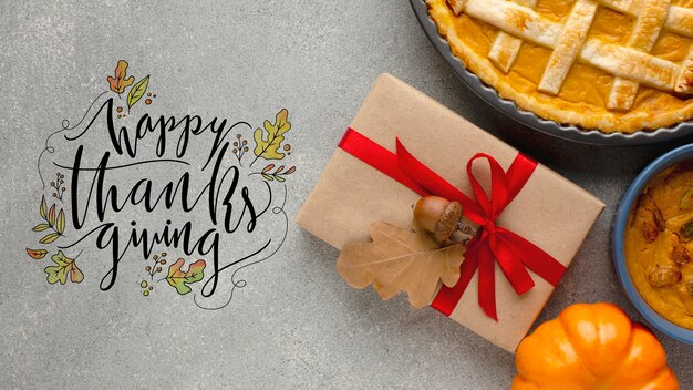 Bovenaanzicht Thanksgiving Day met taart en cadeau