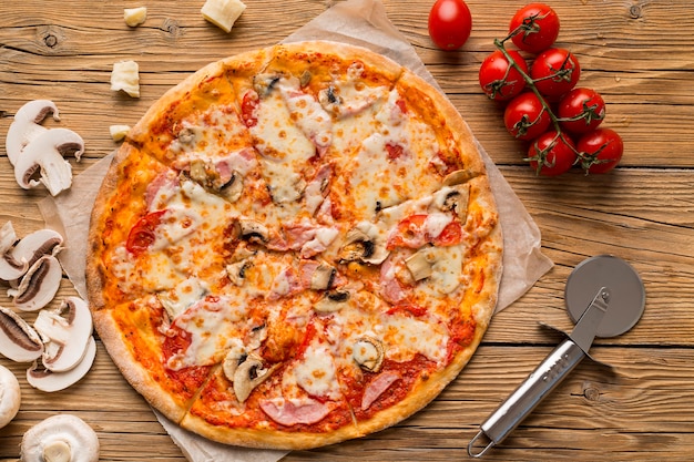 Gratis foto bovenaanzicht van heerlijke pizza op houten tafel