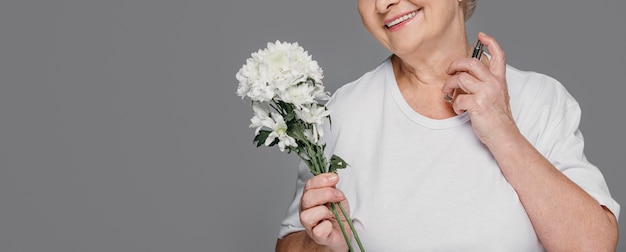 Gratis Foto close-up smiley vrouw met parfum