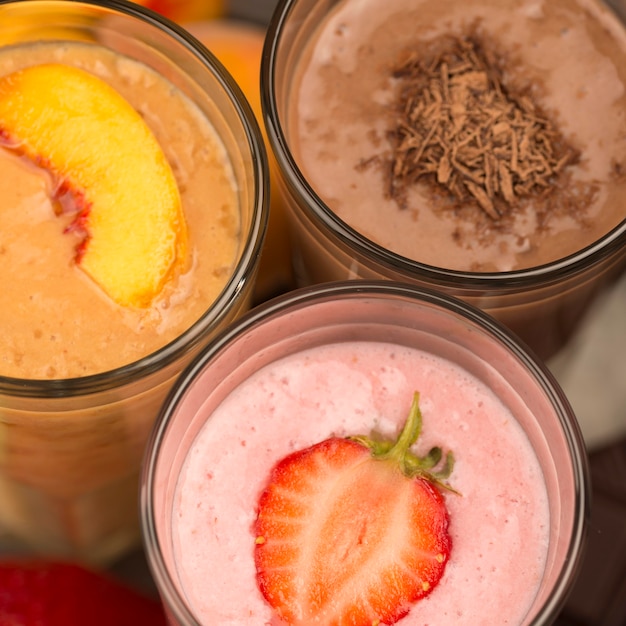 Gratis Foto close-up van assortiment milkshakes met chocolade en fruit